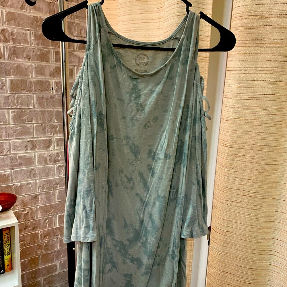 Flowy top, 3/4 sleeves.